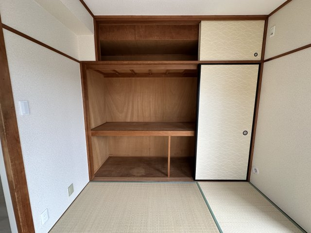 クレスト南浦和弐番館の収納|和室には押入れがあるので布団や物置、洋服など収納するのにぴったりな広さをしています