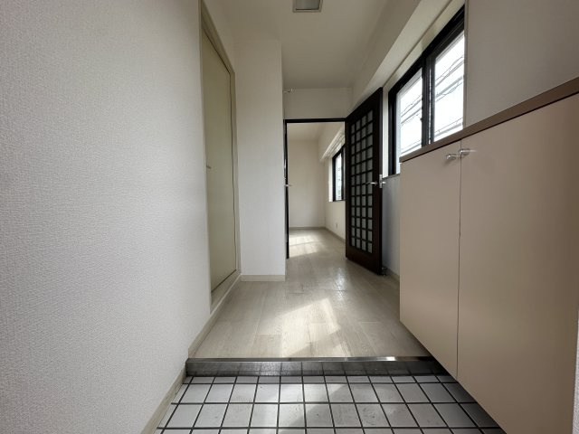 クレスト南浦和弐番館の玄関