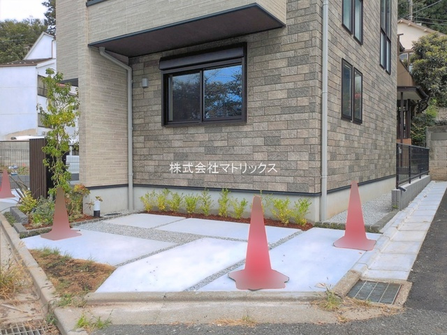 練馬区練馬2丁目　デザイン性×機能性　ZEH水準省エネ邸宅の駐車場