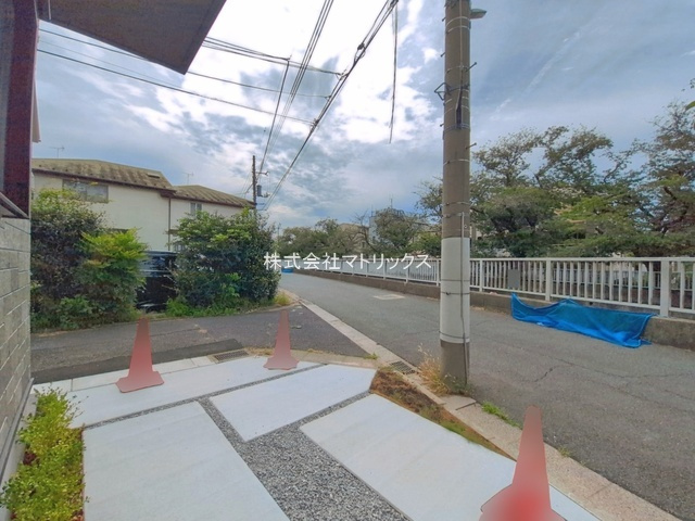 練馬区練馬2丁目　デザイン性×機能性　ZEH水準省エネ邸宅の駐車場