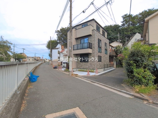 練馬区練馬2丁目　デザイン性×機能性　ZEH水準省エネ邸宅の前面道路含む現地写真