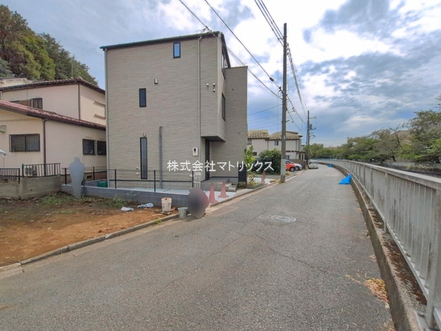 練馬区練馬2丁目　デザイン性×機能性　ZEH水準省エネ邸宅の前面道路含む現地写真