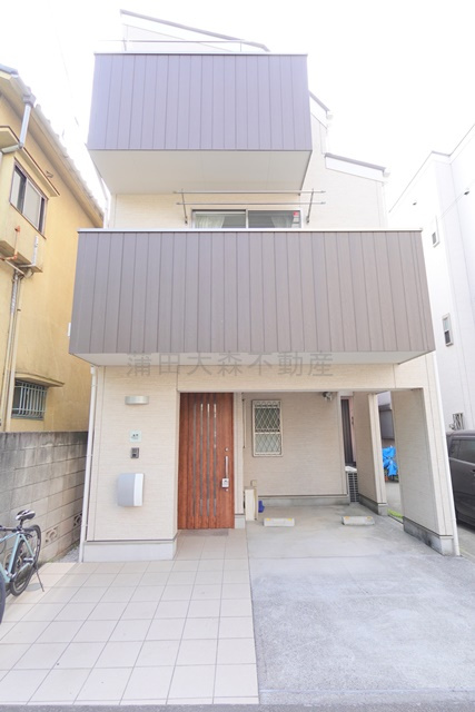 西蒲田戸建の外観|2013年12月築　木造地上3階建て戸建て賃貸
東京都大田区西蒲田5丁目　JR京浜東北線蒲田駅徒歩7分