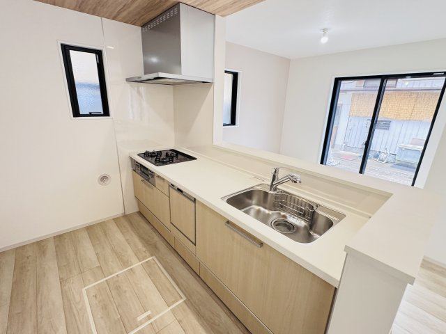 流山市木２丁目新築戸建（木１期）のキッチン|お手入れしやすいレンジフード・シンクの水栓には浄水器がついてます！