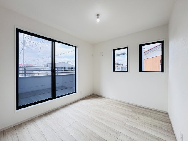 流山市木２丁目新築戸建（木１期）の子供部屋|5.25帖洋室・南側バルコニー前の明るいお部屋です♪