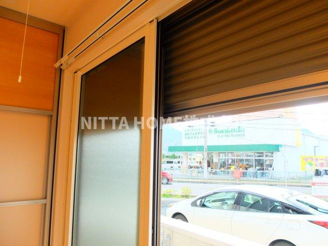ヴェルデール・ヴィラのバルコニー|雨戸シャッタ－あり◇