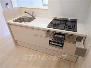 広島市安佐北区可部南４丁目のアパートのキッチン|３口ガスコンロ・グリル付きシステムキッチン