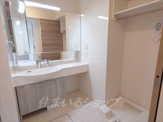 広島市安佐北区可部南４丁目のアパートの洗面所|三面鏡付き大型シャンプードレッサー