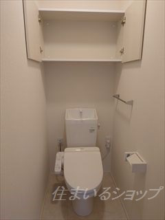 広島市安佐北区可部南４丁目のアパートのトイレ|シャワートイレ・収納棚あり