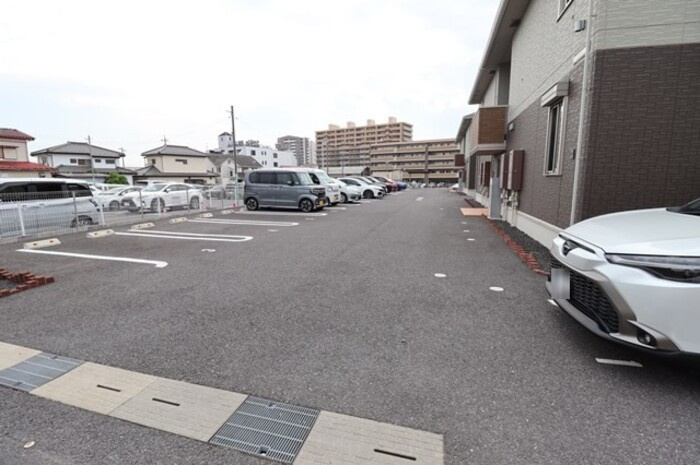 リベール・リベルテ リベルテの駐車場|車をお持ちの方に嬉しい駐車場付きの物件です
