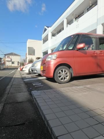 フルールラールの駐車場