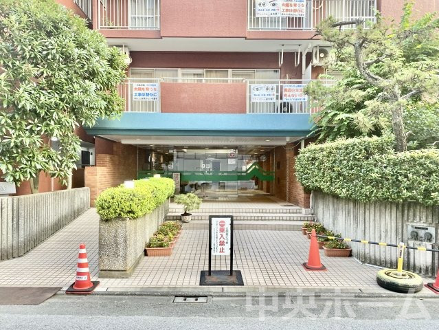 ウェルフェアグリーン南砂のエントランス|【エントランス】マンションのエントランスは、その物件の印象を決める、顔とも言える場所です。毎日通る場所ですからきれいなのが一番です。エントランス内はオートロックですので暮らしの安全も確保されています。