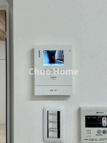 ウェルフェアグリーン南砂のセキュリティ|【モニターホン】誰が来たかすぐにわかるカラーモニター付きインターホン。通話ボタンを押すまでは室内の音は漏れていませんので相手を確かめてから応対できます。