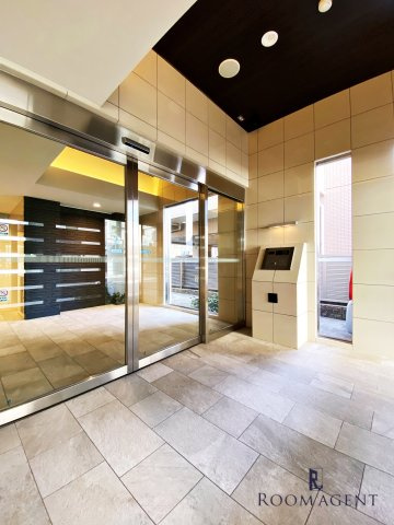 セレニティー名駅のエントランス