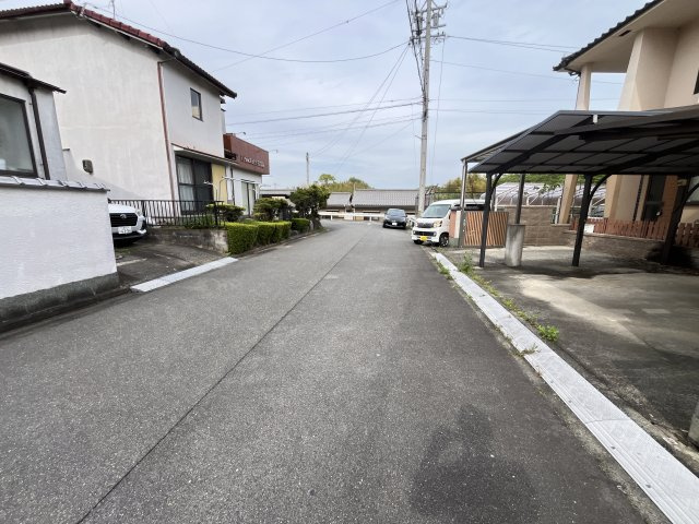 津市城山二丁目 売戸建の前面道路含む現地写真