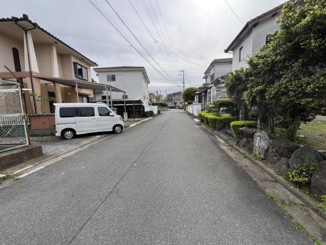 津市城山二丁目 売戸建の前面道路含む現地写真