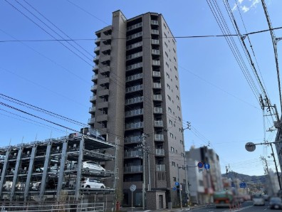 【12階・角住戸】高知市上町2丁目ロイヤルガーデン上町　中古マンションの外観|高知市街を望む、存在感のあるタワー型レジデンス♪