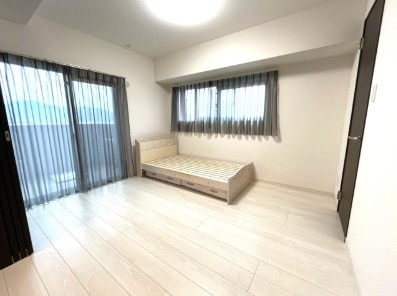 【12階・角住戸】高知市上町2丁目ロイヤルガーデン上町　中古マンションの洋室|2面採光で明るいお部屋♪