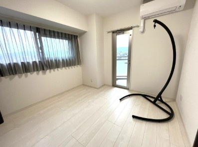【12階・角住戸】高知市上町2丁目ロイヤルガーデン上町　中古マンションの洋室|バルコニーに面した明るいお部屋♪