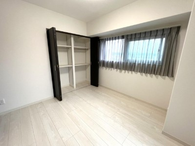 【12階・角住戸】高知市上町2丁目ロイヤルガーデン上町　中古マンションの洋室|クローゼット完備でお部屋もすっきり！