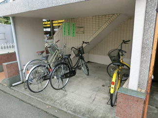 【その他共用部分】 | 屋根付き駐輪場完備。