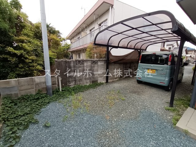 新栄町一本木貸家の駐車場