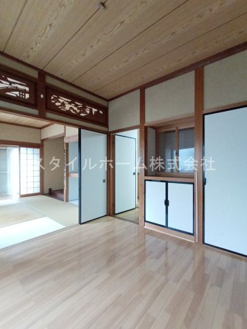 新栄町一本木貸家の居間・リビング