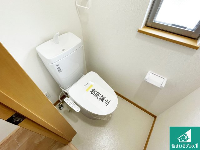 西宮市山口町下山口　中古一戸建てのトイレ|1・2階の2ヶ所にあるので、朝の忙しい時間の順番待ちもなく、深夜の利用にも大変便利です。
