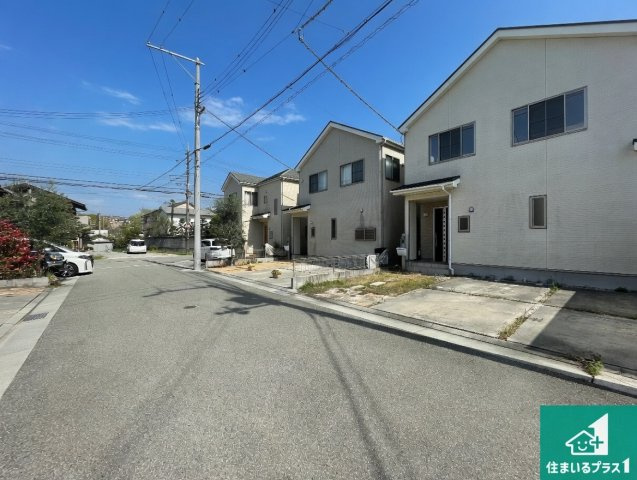 西宮市山口町下山口　中古一戸建ての前面道路含む現地写真|周辺は閑静な住宅街！前面道路広々で車の出し入れも便利です。駐車が苦手な方でも安心して車庫入れできます！