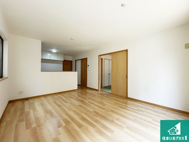 西宮市山口町下山口　中古一戸建ての居間・リビング|日当たり良好の明るいリビングで朝の目覚めもスッキリできそう！対面キッチンでご家族のコミュニケーションも自然と増える設計！小さなお子様が遊ぶスペースを作っても広々とくつろげるLDK！