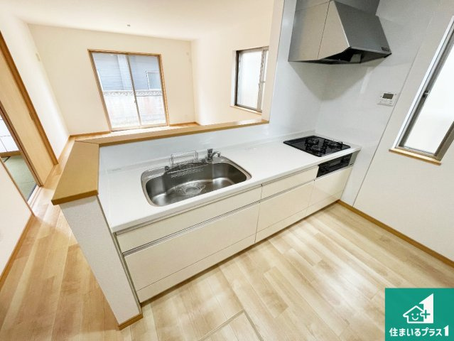 西宮市山口町下山口　中古一戸建てのキッチン|子供を見守りながらお料理が出来るため家族のコミュニケーションか増えます♪スペースが広く確保されている為お子様が大きくなったときは一緒に料理を楽しめます♪