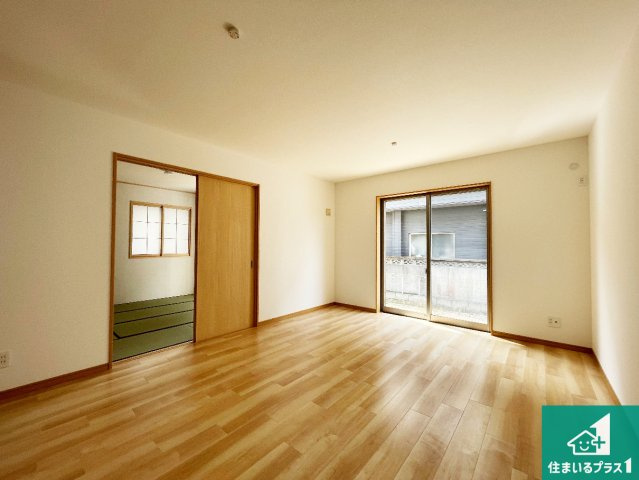 西宮市山口町下山口　中古一戸建ての居間・リビング|明るいリビングで朝の目覚めもスッキリできそう！対面キッチンでご家族のコミュニケーションも自然と増える設計！小さなお子様が遊ぶスペースを作っても広々とくつろげるLDK！