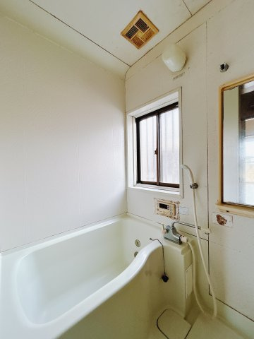 【中古戸建】高崎市箕郷町上芝の浴室|■浴室｜デザイン性に優れた浴室♪1日の疲れを癒す、ゆったりとしたバスタイムをぜひお過ごしください(*＾＾*)大きな窓付きで嬉しい♪