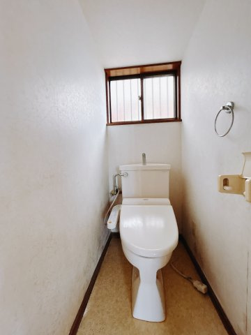 【中古戸建】高崎市箕郷町上芝のトイレ|■トイレ｜1階・2階にトイレをご用意しております♪窓付きなので常に換気もでき、いつでもきれいを保てます♪
