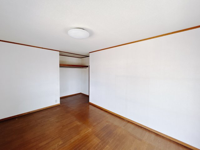【中古戸建】高崎市箕郷町上芝の洋室|■2階洋室｜お子様の一人部屋にピッタリな洋室。木のぬくもりを感じるフローリングは、天然木の味わいが時とともに深みを増していきます。また、傷にも強く、フリーワックスでお手入れもラクラクです♪