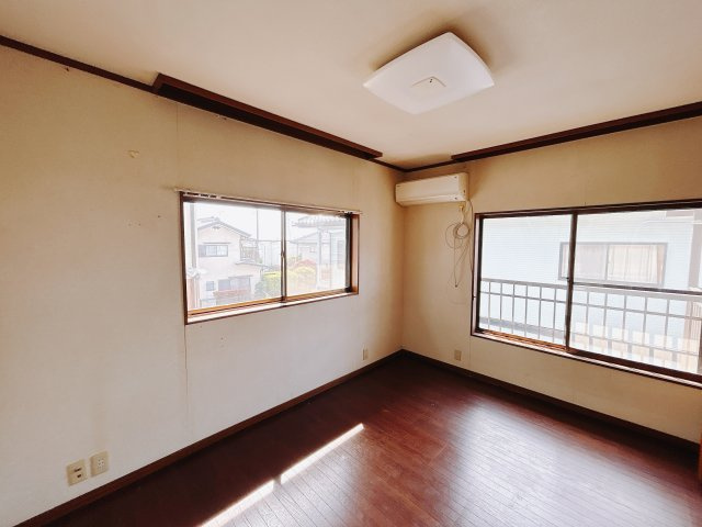 【中古戸建】高崎市箕郷町上芝の洋室|■2階洋室｜2階洋室には大きな窓をご用意しています。日中はあたたかな日差し差し込み自分時間も充実できますね＾＾