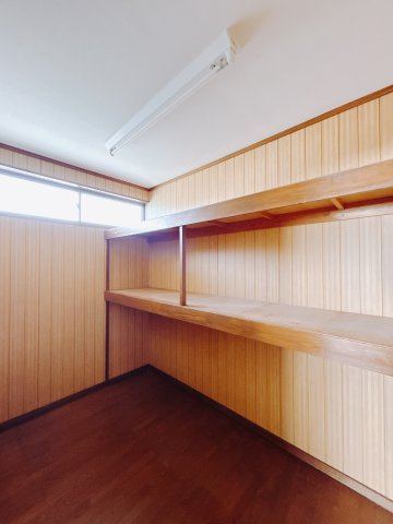 【中古戸建】高崎市箕郷町上芝の収納|■WIC｜主寝室には夢のウォークインがございます♪お洋服やバッグだけでなく、増えていくお洋服やご家族での思い出の品もしっかりと収納します( ＾＾ )