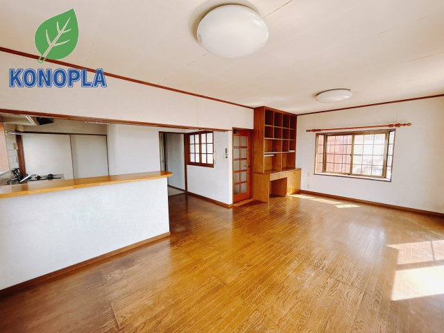 【中古戸建】高崎市箕郷町上芝の居間・リビング|■リビング｜陽当たり良好のリビングダイニング♪賃貸では叶わなかった、お友達とのホームパーティや大音量で映画やテレビを楽しむことができます(*^^*)