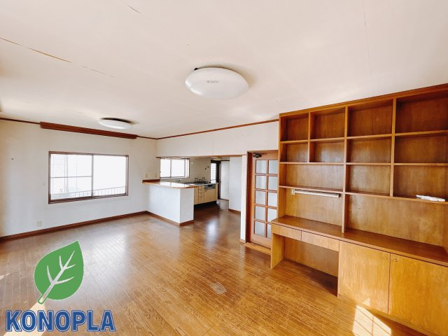 【中古戸建】高崎市箕郷町上芝の居間・リビング|■リビング｜時の流れと共に陽射しは装いを変え空間に新たな彩りを与えます。一日中家に居ても飽きることなく過ごすことができる素敵な空間です♪