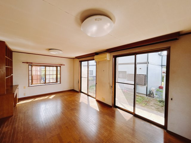 【中古戸建】高崎市箕郷町上芝の居間・リビング|■リビング｜落ち着きのある表情を見せるリビングダイニング。太陽の光がたっぷり差し込むリビングは、自然とご家族が集まる居心地の良い空間です。