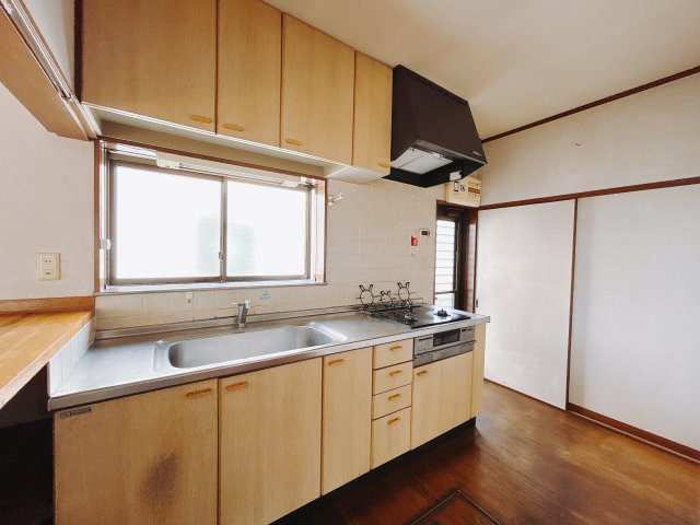 【中古戸建】高崎市箕郷町上芝のキッチン|■キッチン｜キッチンは収納をたっぷりご用意しております。増えていく調理器具もしっかり収納できますので安心です♪