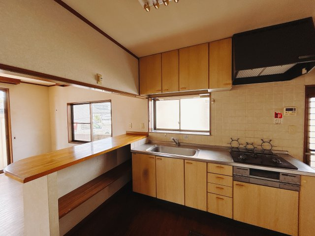 【中古戸建】高崎市箕郷町上芝のキッチン|■キッチン｜ワークトップの幅が広く、お子様といっしょにお料理をつくったり、ちょっとしたパーティーも楽しめます。フラットなのでお掃除がしやすいのもポイントです♪