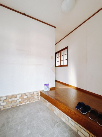 【中古戸建】高崎市箕郷町上芝の玄関|■玄関｜「玄関から、我が家を心地よく。自然の風や光を感じられる気持ちのいい玄関へ。