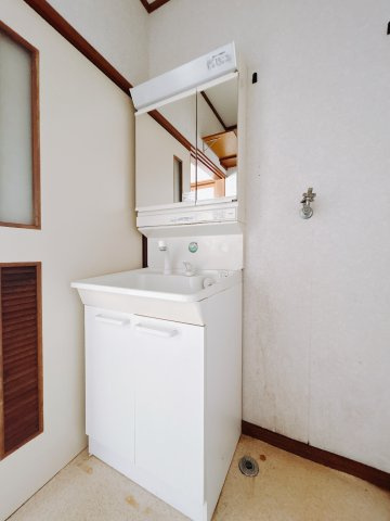 【中古戸建】高崎市箕郷町上芝の独立洗面台|■洗面室｜大きな鏡で朝の身支度もラクラク♪毎日の忙しい準備が楽しくなる洗面所です(^^♪