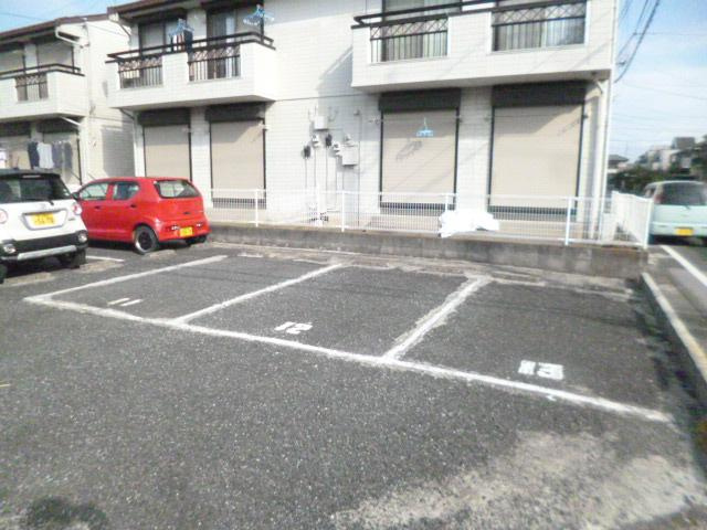 アーバン・ナウＢの駐車場