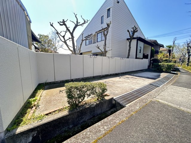 神戸市北区ひよどり台2丁目　中古戸建の駐車場|お車２台駐車可能（車種による）