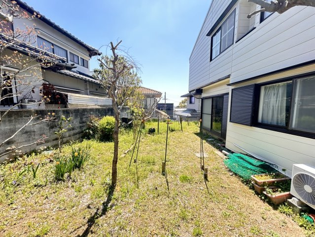 神戸市北区ひよどり台2丁目　中古戸建の庭|庭では、家庭菜園など十分に楽しめる広さございます。