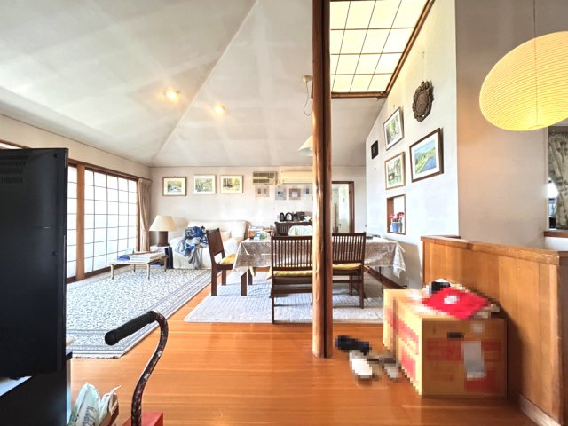 神戸市北区ひよどり台2丁目　中古戸建の居間・リビング|リビング約16.5帖。日差しがよく差し込む明るい雰囲気のリビングです。
