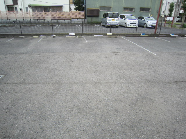 荒町商店街店舗の駐車場