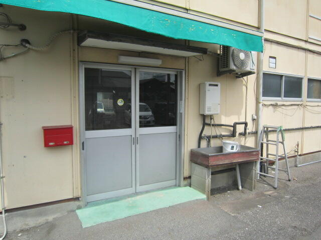 行田市行田の店舗一部の玄関